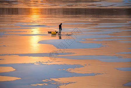 水痕冰雪湖面上的捕鱼人背景