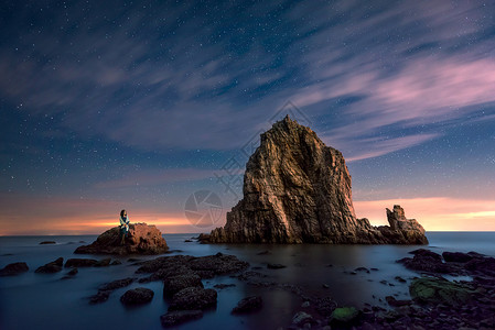 星空流云美女海上遥望星空背景