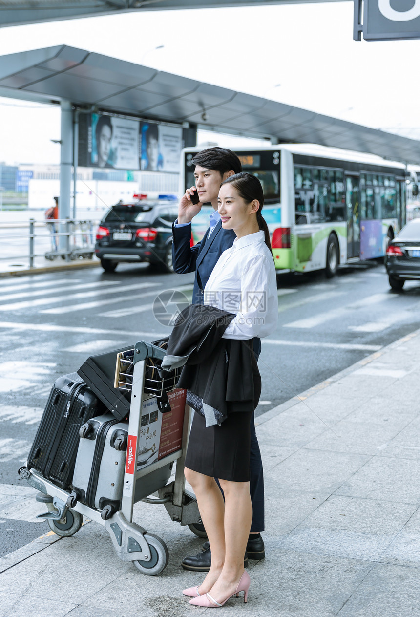 机场职业男女商务出行图片