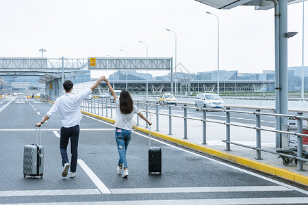 机场热恋情侣旅游出行图片