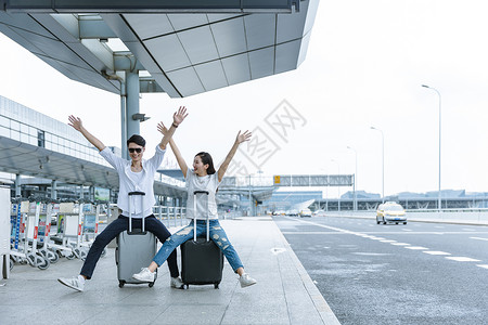 机场热恋情侣旅游出行背景图片