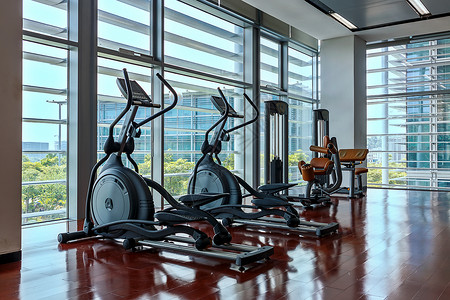 健康器械宽敞明亮的健身房背景