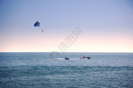 海上拖伞运动高清图片