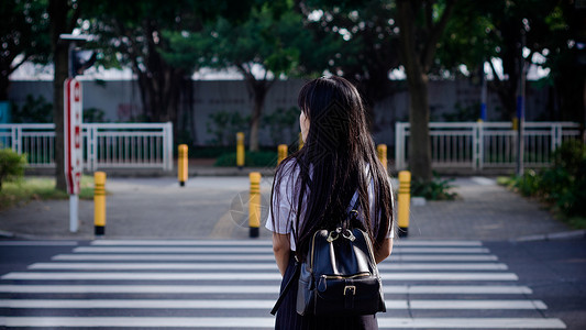 扶过马路女孩等候过斑马线背景