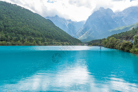 丽江玉龙雪山蓝月谷背景