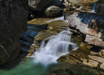 夏天早上猫儿山峡谷的流水背景