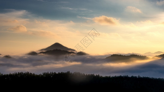 群山里的晨雾背景图片