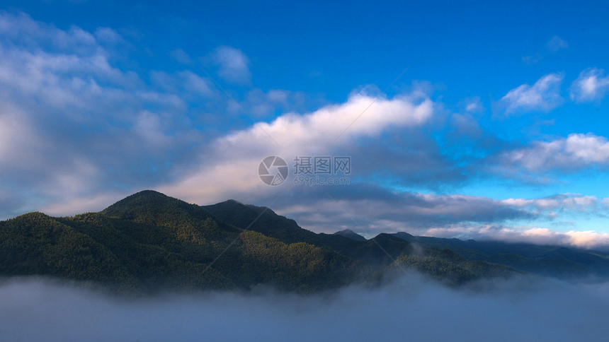 群山里的晨雾图片