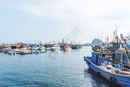 海边泊船背景