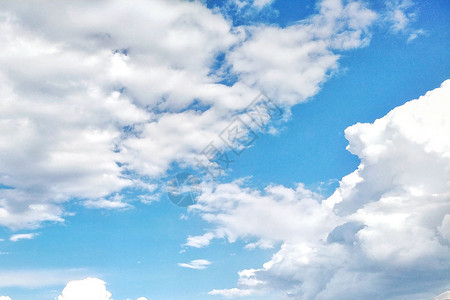 蓝色天空白云朵朵背景图片