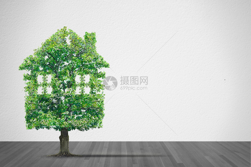 房子形状的绿树作为房地产的概念图片