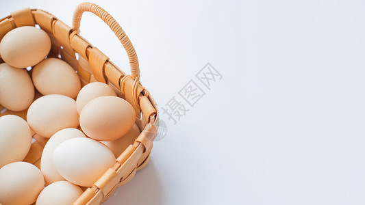 简约风格木篮里的鸡蛋背景图片