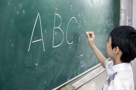 Abc英语课上男同学在写黑板背景