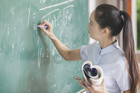 数学计算公式学校课堂上女老师在上课背景