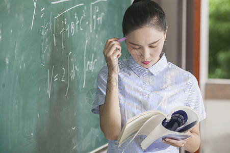 班主任节学校教育里女老师正在上课背景