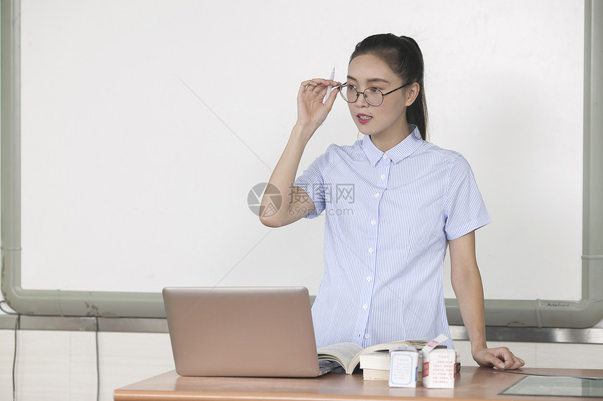 学校教育里女老师正在上课图片