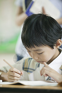 小学生在教室里做功课背景图片