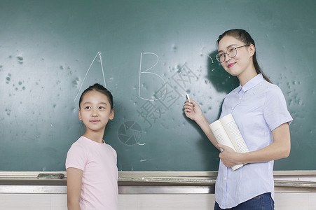 女老师在教室给同学上英文课背景图片