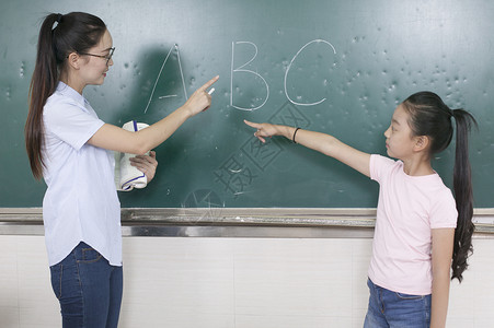 女老师在教室给同学上英文课高清图片