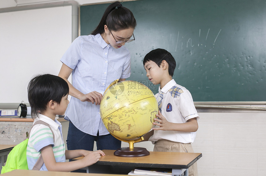 女老师在教室给同学们上地理课图片