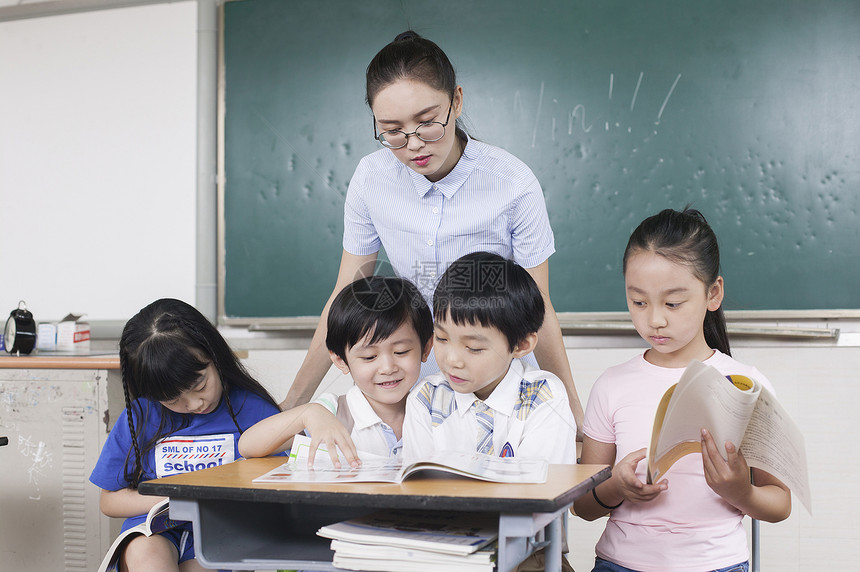 女老师和同学们在教室一起学习