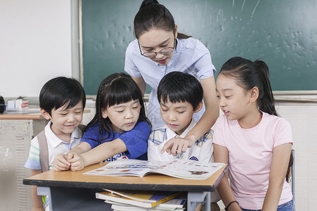 少年先锋队女老师和同学们在教室一起学习背景