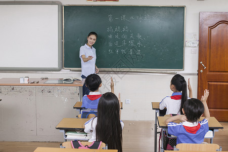 同学文字课堂上老师正在给同学们上语文课背景