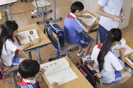 同学回忆教室里正在上课老师学生们背景