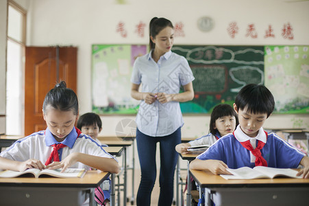 回忆童年配图教室里正在上课老师学生们背景