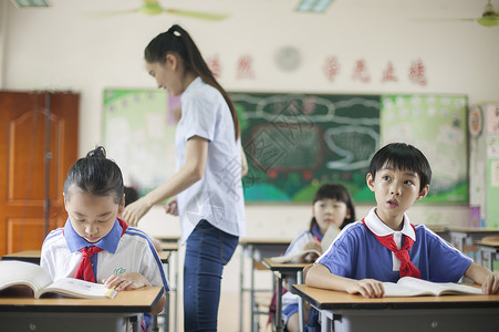 递书男孩教室里正在上课老师学生们背景