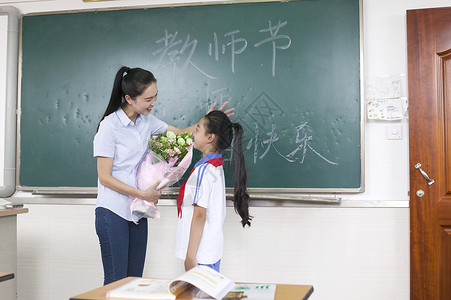 拿花束女教师教师节女同学给女老师献花背景