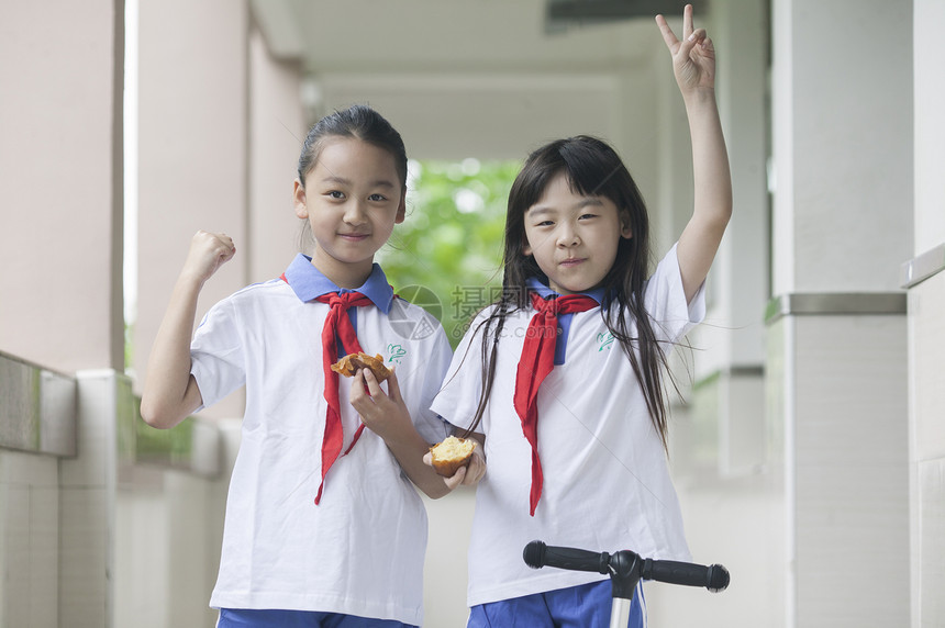 女同学在学校下课时玩耍图片