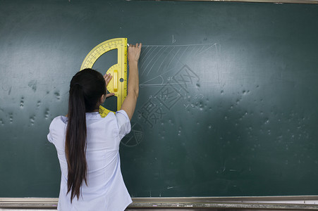 女老师在教室上数学课背景