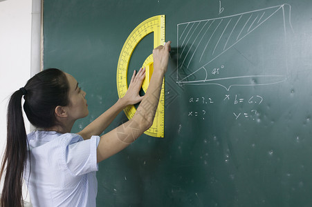 女老师在教室上数学课背景