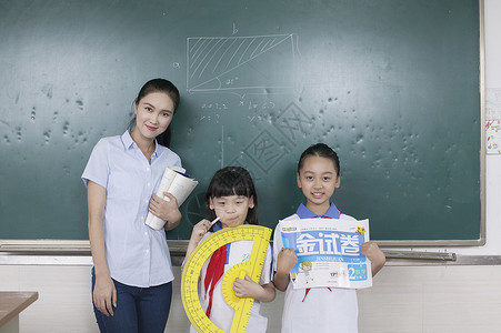 上课的老师海报女老师在教室给同学上数学课背景