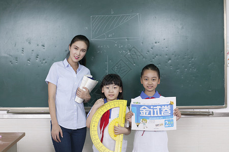 数学培训海报女老师在教室给同学上数学课背景