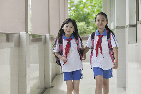 女同学背着书包放学下课背景图片