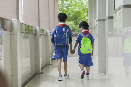 男同学放学背着书包下课图片