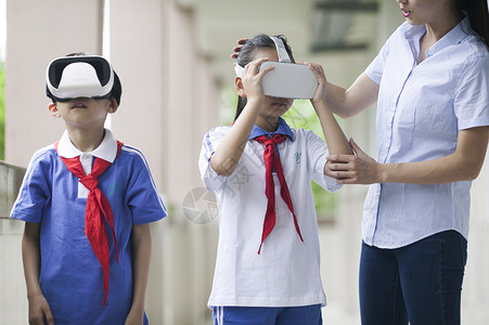 人物模拟素材女老师在学校给同学们使用vr进行远程教育背景
