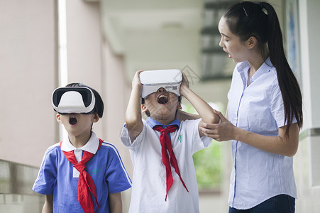 模拟教室女老师在学校给同学们使用vr进行远程教育背景