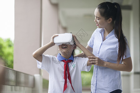 人物模拟素材女老师在学校给同学们使用vr进行远程教育背景