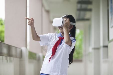 人物模拟素材女同学在学校里用vr接受远程教育背景