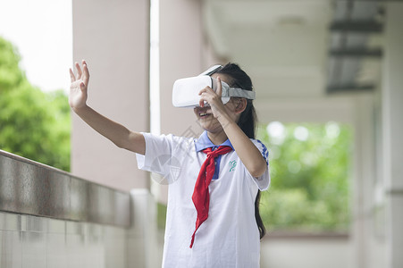 用VR看星空女同学在学校里用vr接受远程教育背景