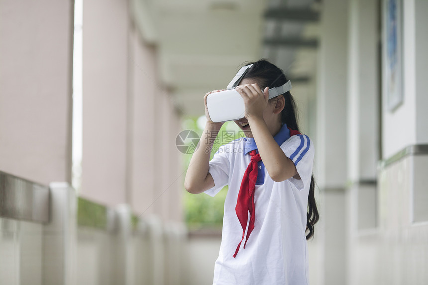 女同学在学校里用vr接受远程教育图片