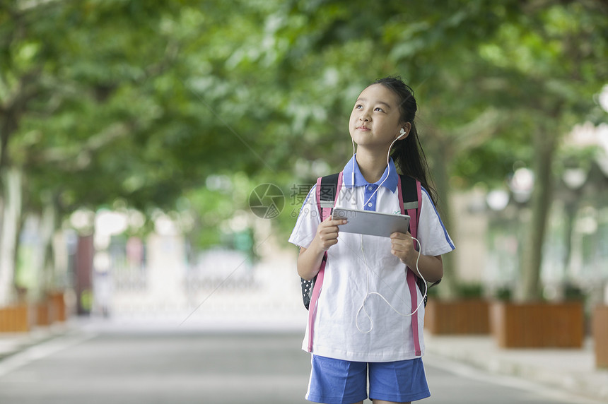 女同学在学校里用ipad学习图片