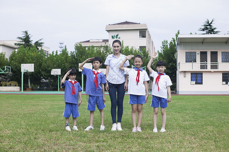 敬礼男兵女老师和男女同学在操场上升国旗敬礼背景