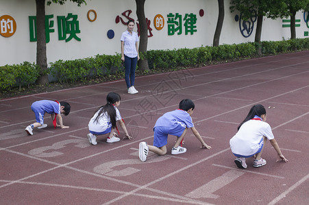 起点终点男女同学在操场跑道上比赛跑步背景