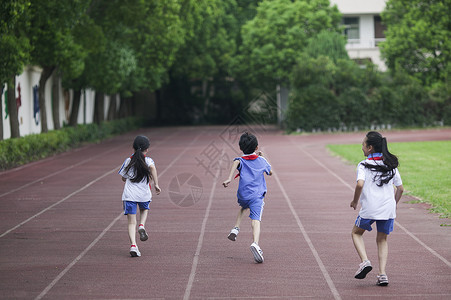 起点终点男女同学在操场跑道上比赛跑步背景