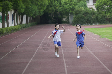 起点终点男女同学在操场跑道上比赛跑步背景