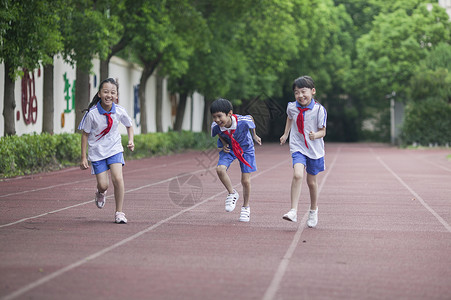 男女同学在操场跑道上比赛跑步图片